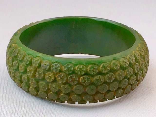 BB47 green sucker carved bangle